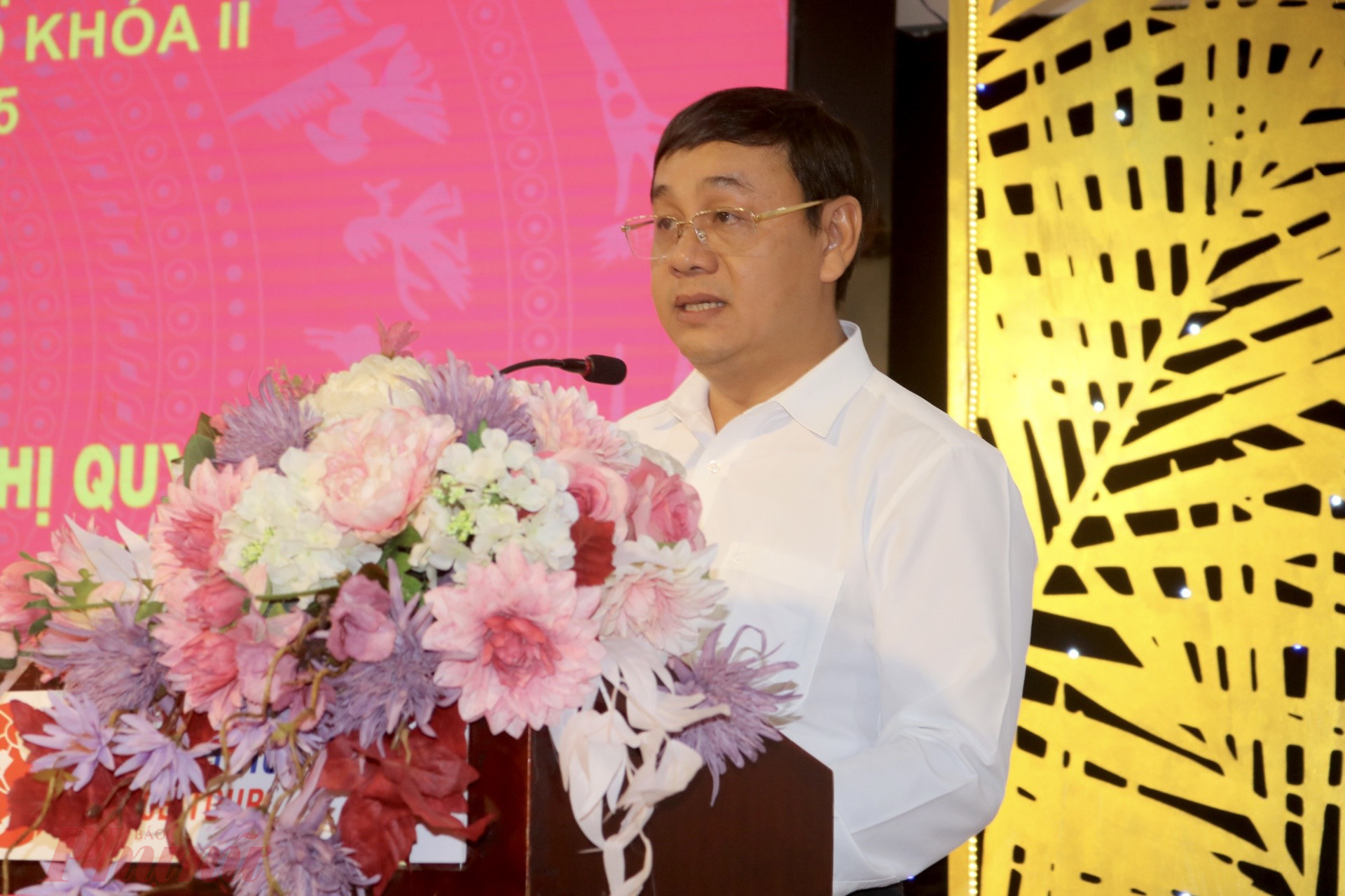 Ông Nguyễn Cao Lễ,  Uỷ viên Ban Thường vụ, Trưởng Ban Tuyên giáo Đảng ủy Khối trình bày tại hội nghị