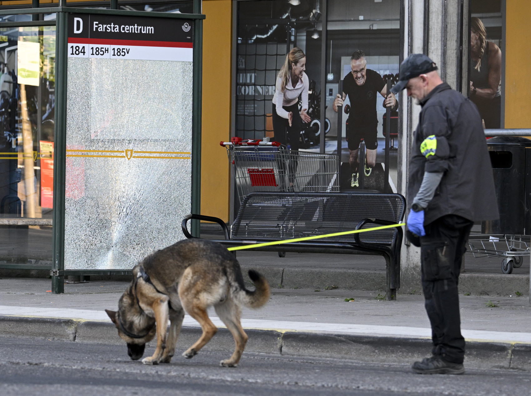 Cảnh sát tại hiện trường sau một vụ nổ súng, ở Farsta, phía nam Stockholm, ngày 10/6