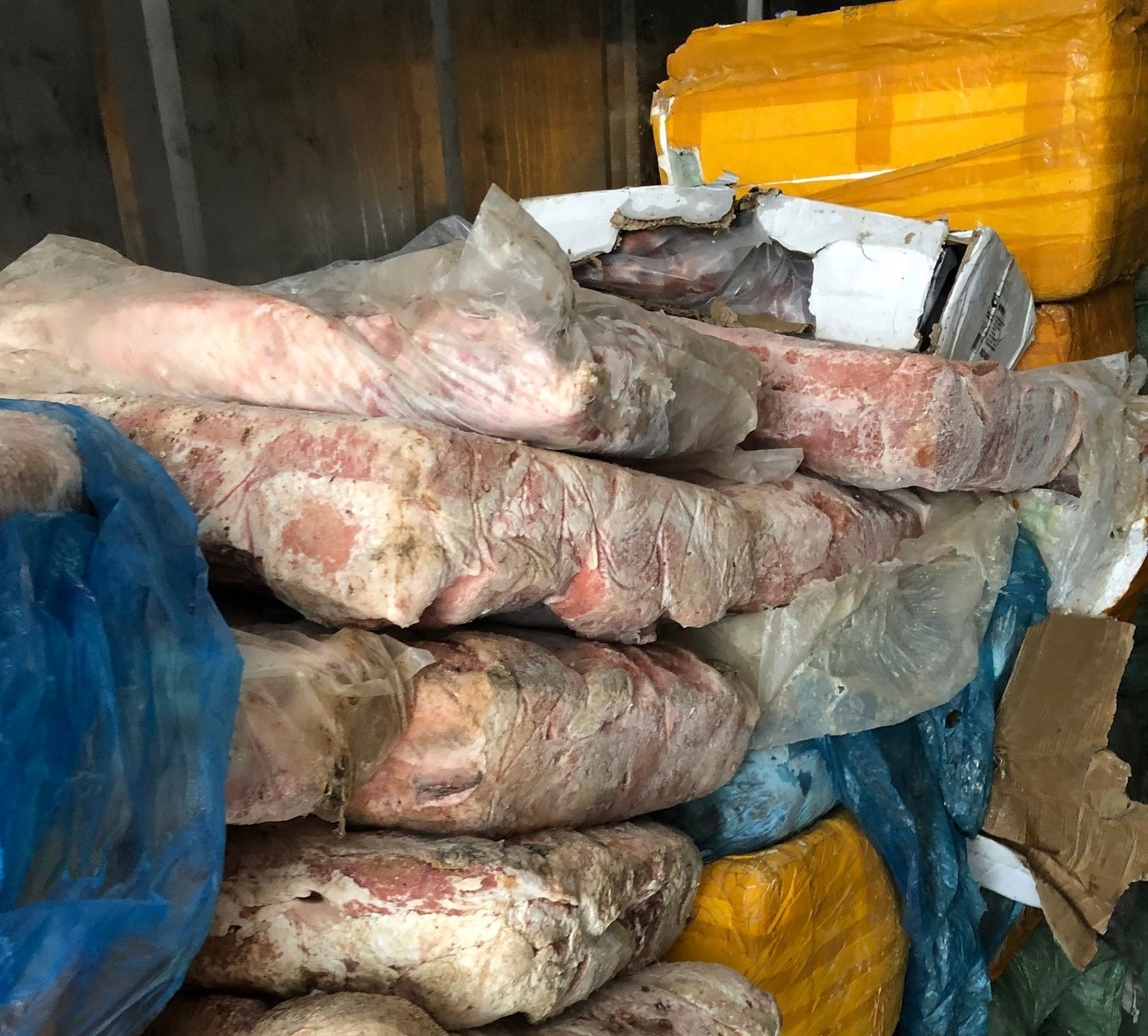 Số thịt và nội tạng động vật chất đống trong container