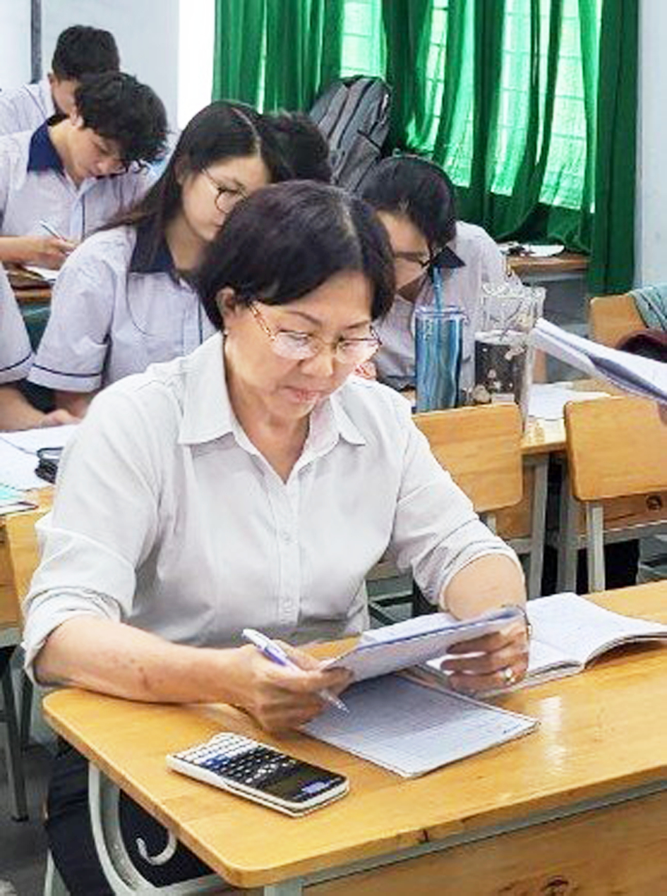 Cô Ngô Thị Kim Chi (64 tuổi) ôn tập trước kỳ thi  tốt nghiệp tại Trung tâm Giáo dục nghề nghiệp -  Giáo dục thường xuyên quận 7 - ẢNH: P.T.