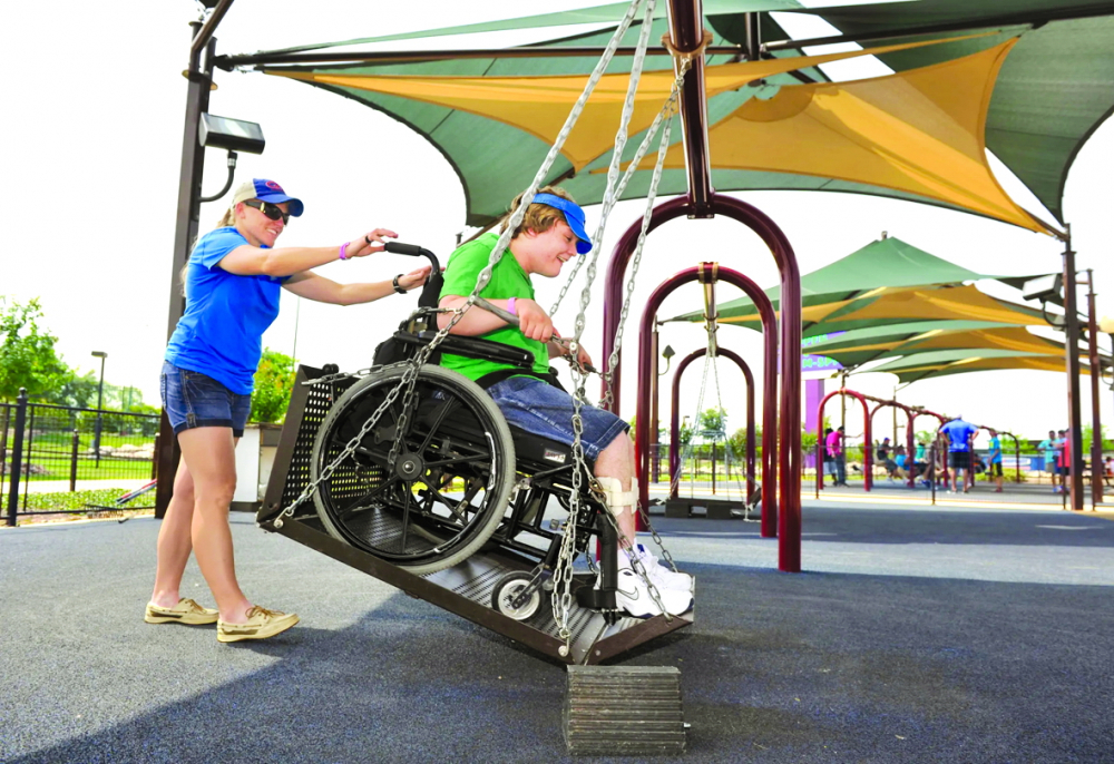 Xích đu dành cho xe lăn tại Morgan’s Wonderland được thiết kế với tiêu chí an toàn giúp mang lại trải nghiệm thoải mái cho người khuyết tật khi vui chơi - ẢNH: MORGAN’S WONDERLAN
