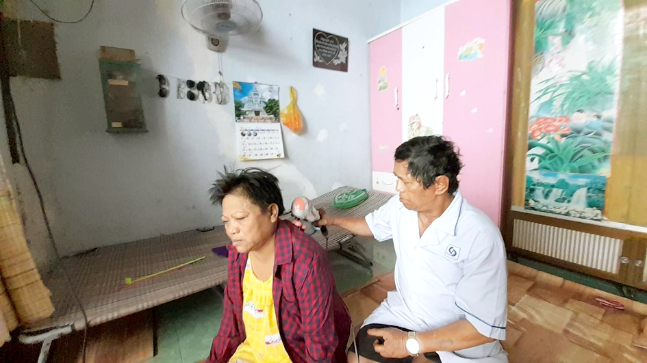 Ông Dũng đang chăm sóc vợ tại căn nhà không số ở ấp 2, xã Đông Thạnh, huyện Hóc Môn, TPHCM