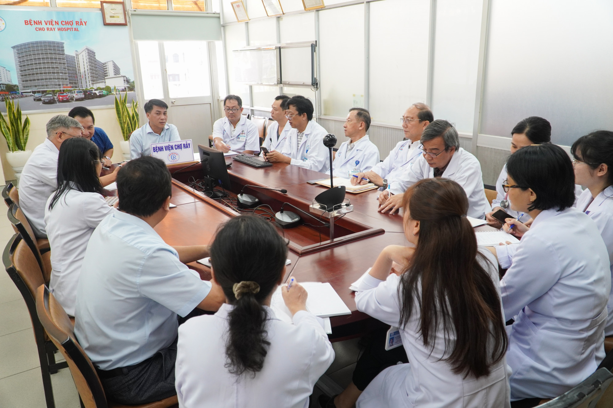 Các bác sĩ của Bệnh viện Chợ Rẫy đang họp để triển khai kế hoạch hỗ trợ thí sinh, phụ huynh, ảnh BVCC
