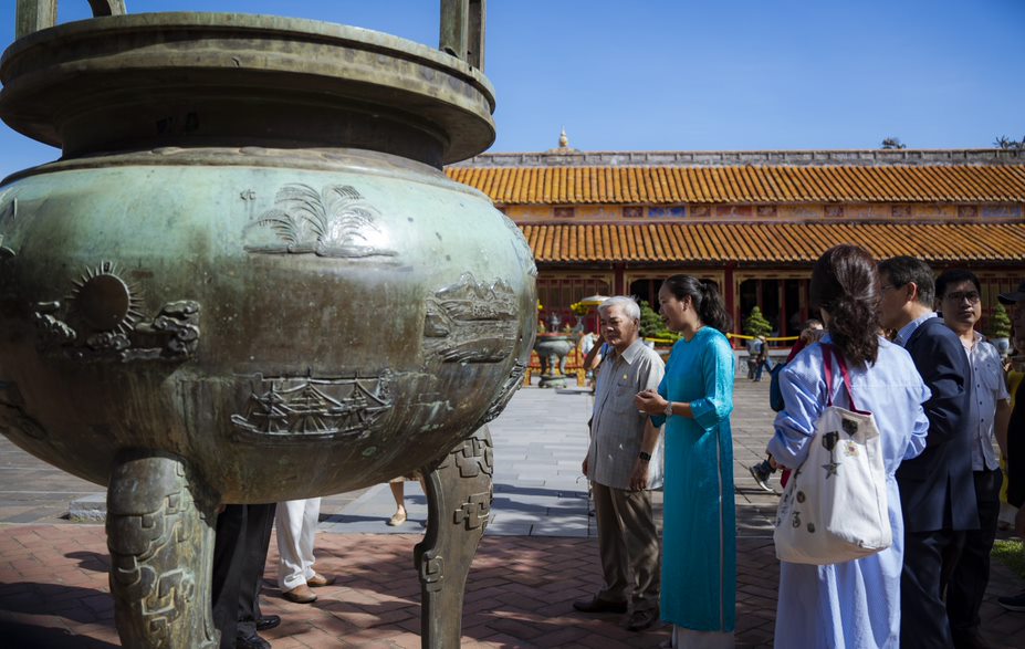 Triển lãm “Giang sơn Việt Nam trên Cửu Đỉnh” được tổ chức tại Hiển Lâm Các, di tích gắn liền với sự tồn tại của Cửu Đỉnh và Thế Miếu, giới thiệu 32 hình ảnh tiêu biểu về biển, sông, núi trên khắp mọi miền của tổ quốc được đúc nổi trên Cửu Đỉnh, sắp xếp thành 9 cụm pa nô theo chủ đề để du khách có cái nhìn tổng quan về các địa danh, sông, núi, biển khi tham quan Cửu Đỉnh.   