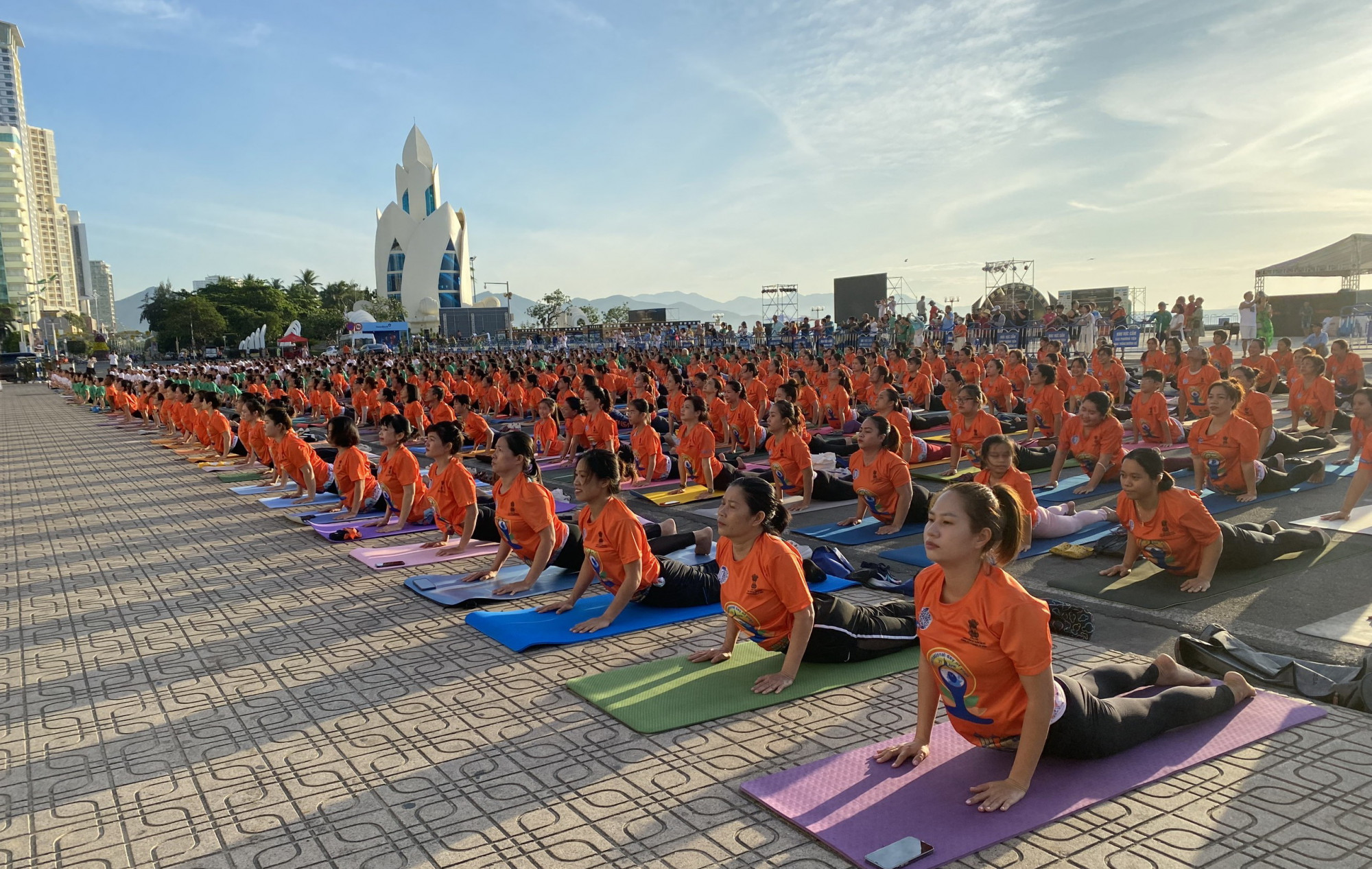 Sáng 17/6, tại Quảng trường 2-4, TP Nha Trang, UBND tỉnh Khánh Hòa tổ chức chương trình đồng diễn Yoga hưởng ứng Ngày Quốc tế Yoga năm 2023.