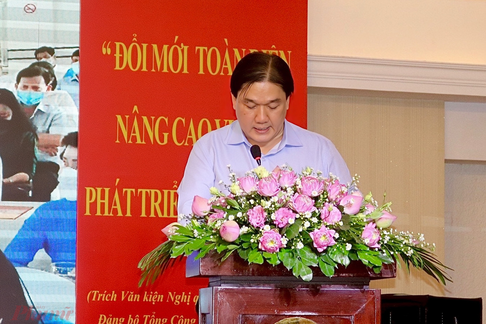 Ông Trương Đức Hùng, Uỷ viên Ban Thường vụ, Phó tổng Giám đốc Tổng Công ty Du lịch Sài Gòn báo cáo tại hội nghị