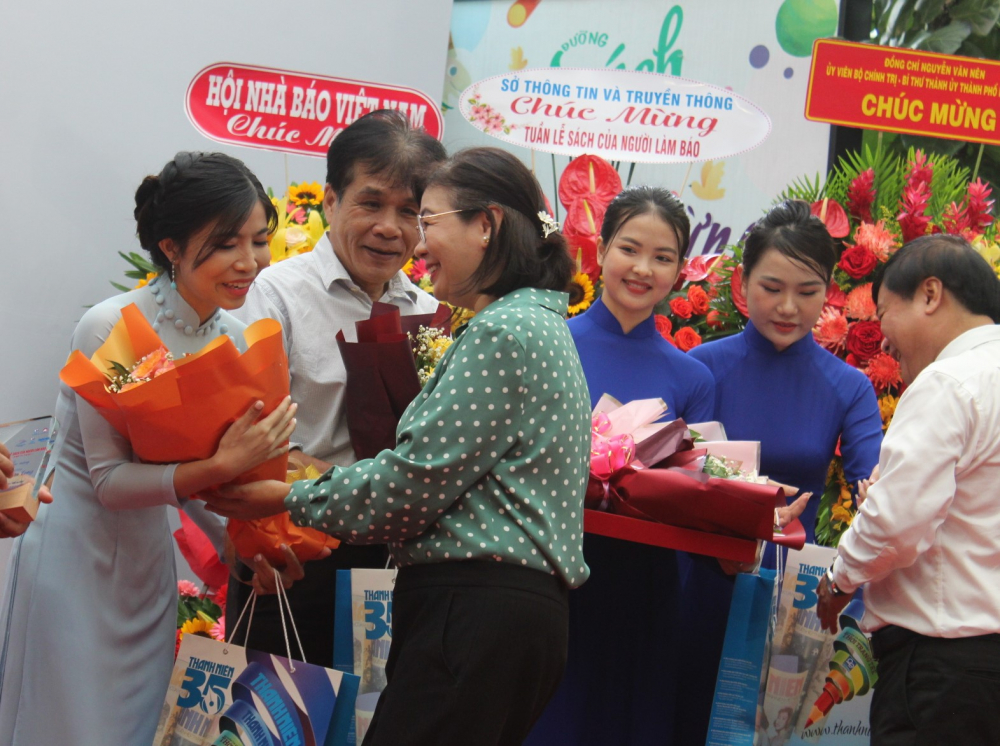Phó Chủ tịch Hội Nhà báo TPHCM Lý Việt Trung tặng hoa cho các nhà báo đạt giải thưởng cao của TPHCM và trung ương.