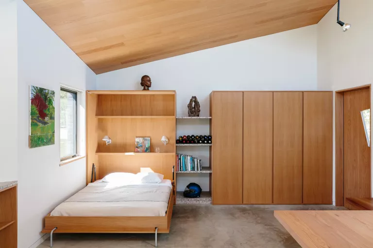 Giường Murphy có thể là một giải pháp thiết thực cho không gian nhỏ. Và với loại giường này, bạn có thể nhờ nhà thiết kế thêm một số ngăn lưu trữ để trưng bày bộ sưu tập yêu thích hay đặt những món đồ cần dùng.  
