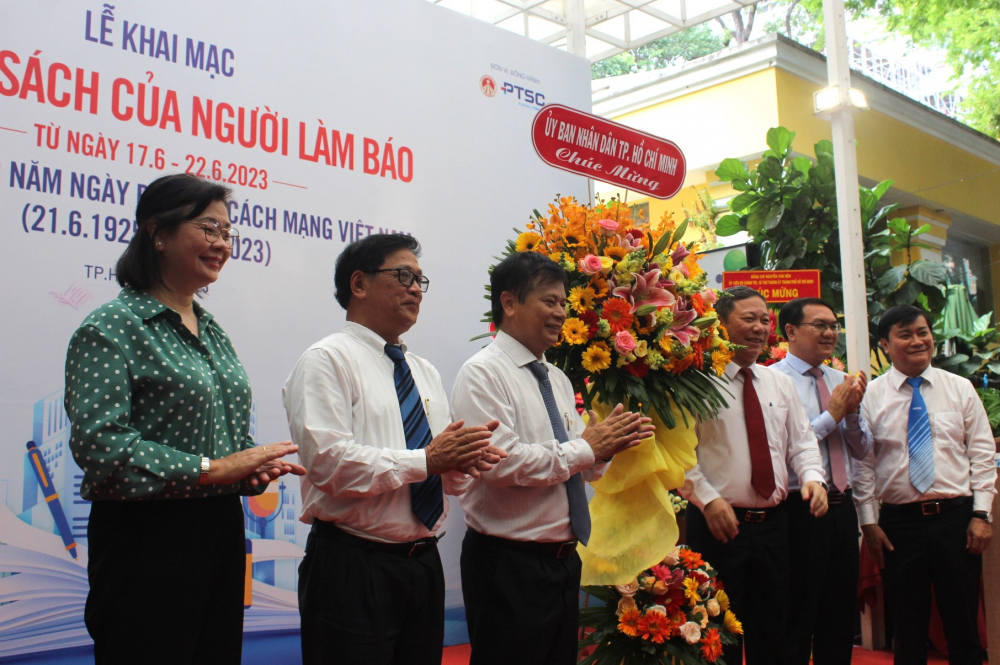 Lãnh đạo UBND TPHCM tặng hoa cho ban tổ chức Tuần lễ Sách của người làm báo.