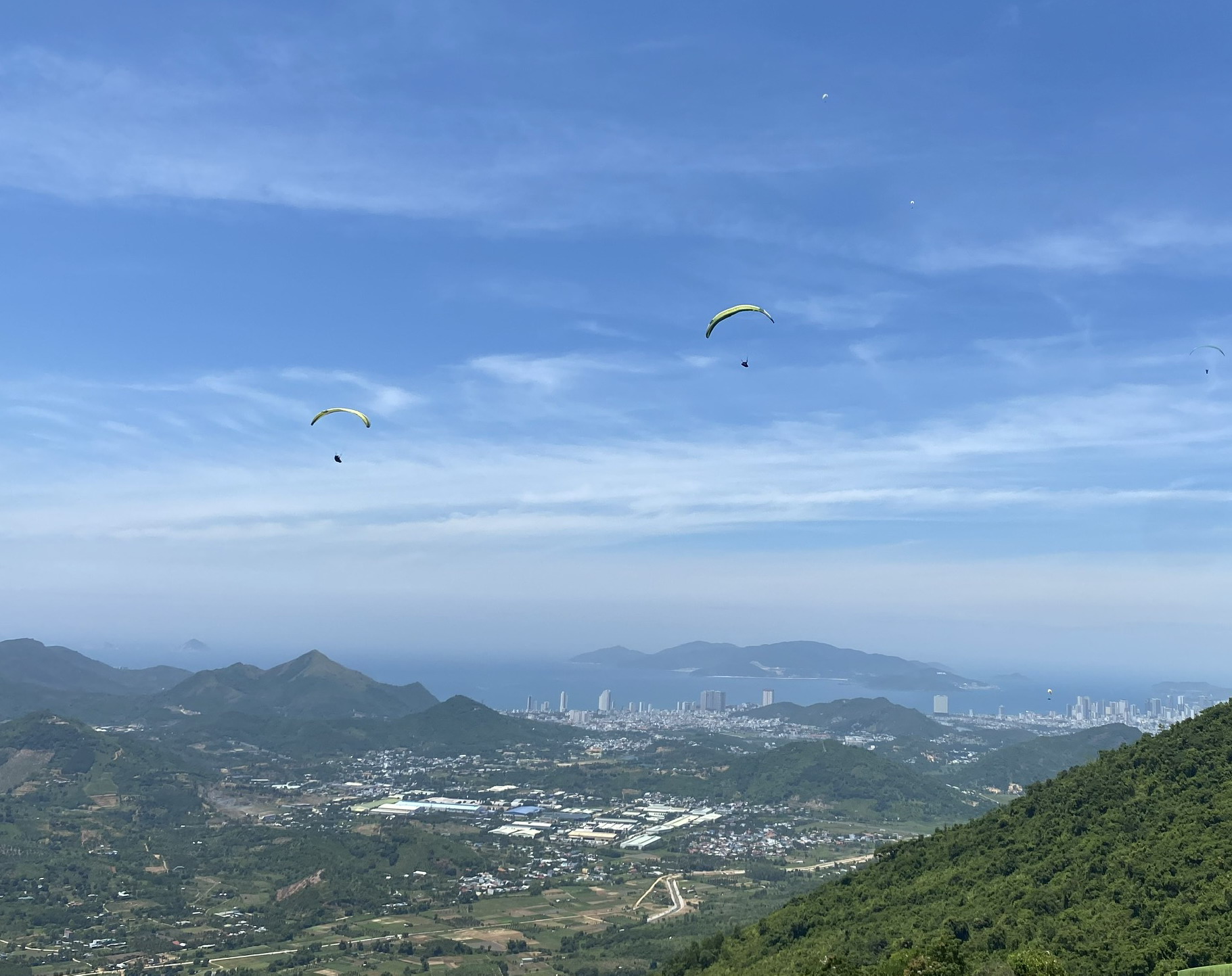 Các phi công thực hiện bay dù lượn không động cơ tại điểm bay Hòn Én