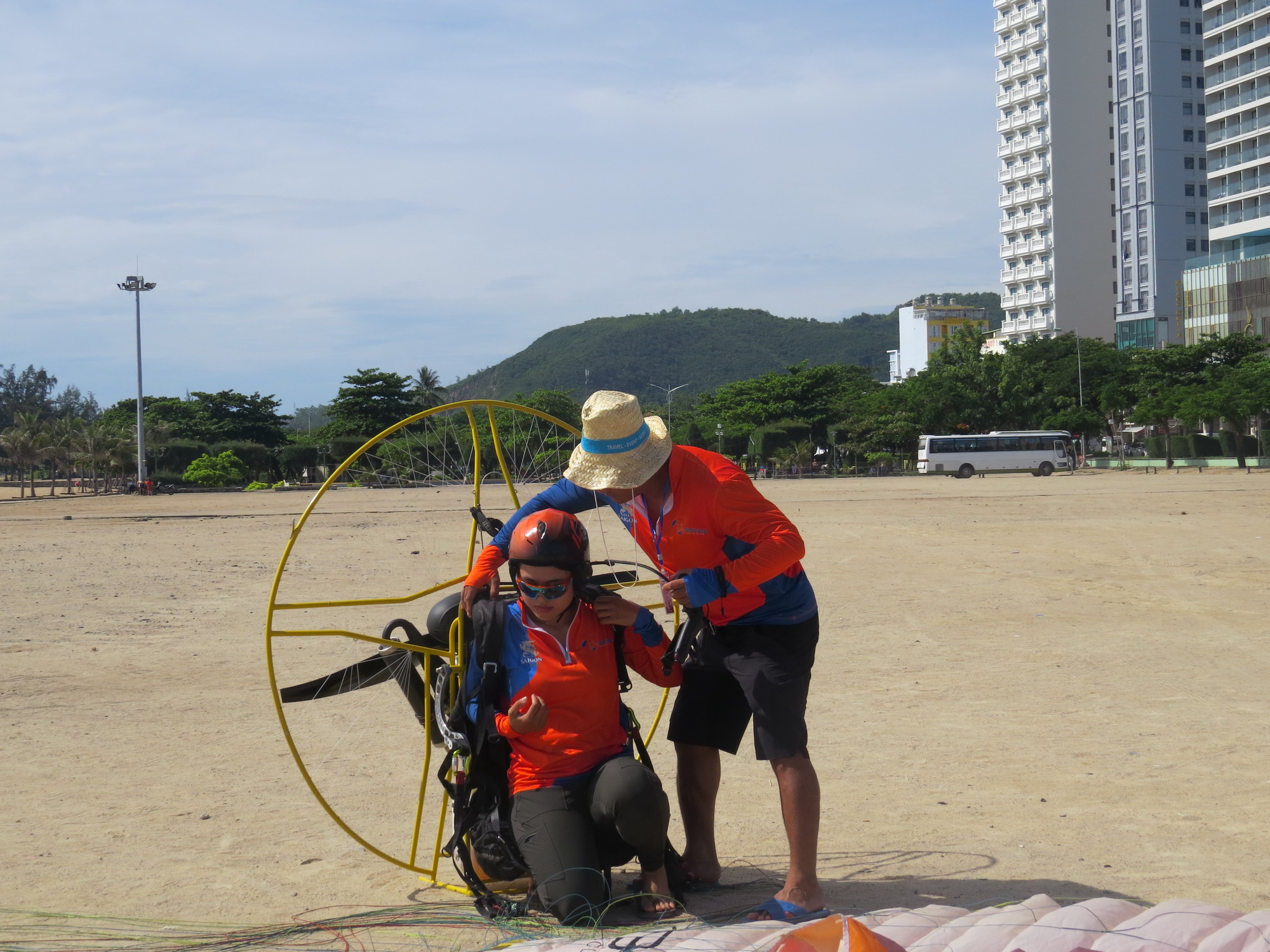 Môt nữ phi công chuẩn bị để bay biểu diễn