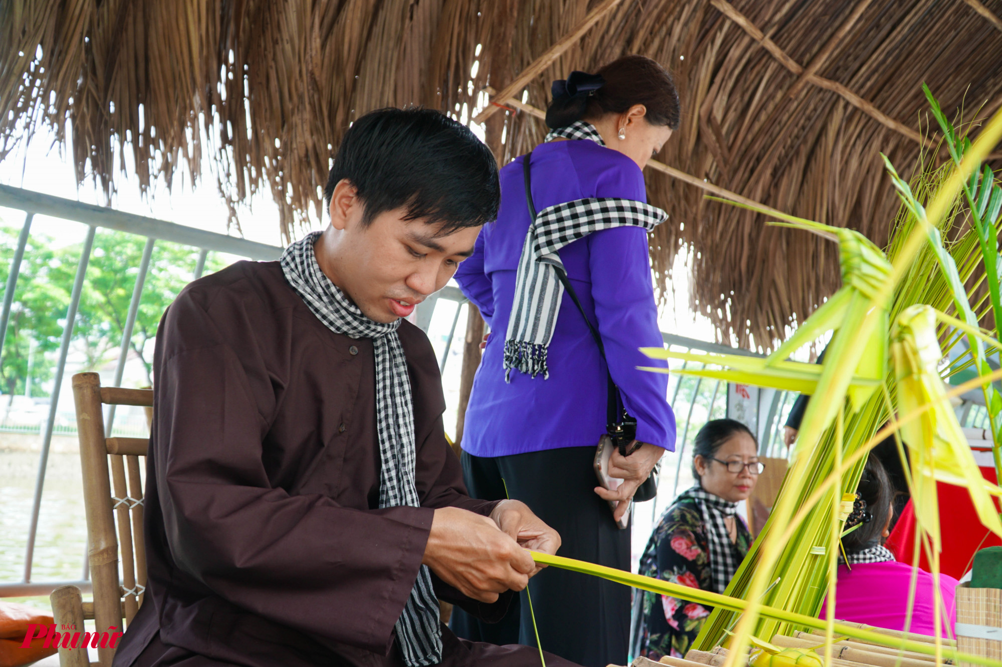 Tổ chức gian hàng với hoạt động xếp lá dừa nghệ thuật quý du khách tham quan có thể trở về tuổi thơ gắn bó bên ruộng đồng, sông nước, với những kỷ niệm đáng nhớ khi vui chơi cùng chúng bạn bằng những món đồ chơi ngộ nghĩnh, bình dị nhưng đầy tính nghệ thuật được tạo từ lá Dừa: chơi nhà chòi, làm cào cào, chong chóng, có khi là nón, khố, giáp tập đánh trận giả,...qua đó, góp phần nâng tầm, quảng bá trò chơi dân gian độc đáo của Nam bộ. 