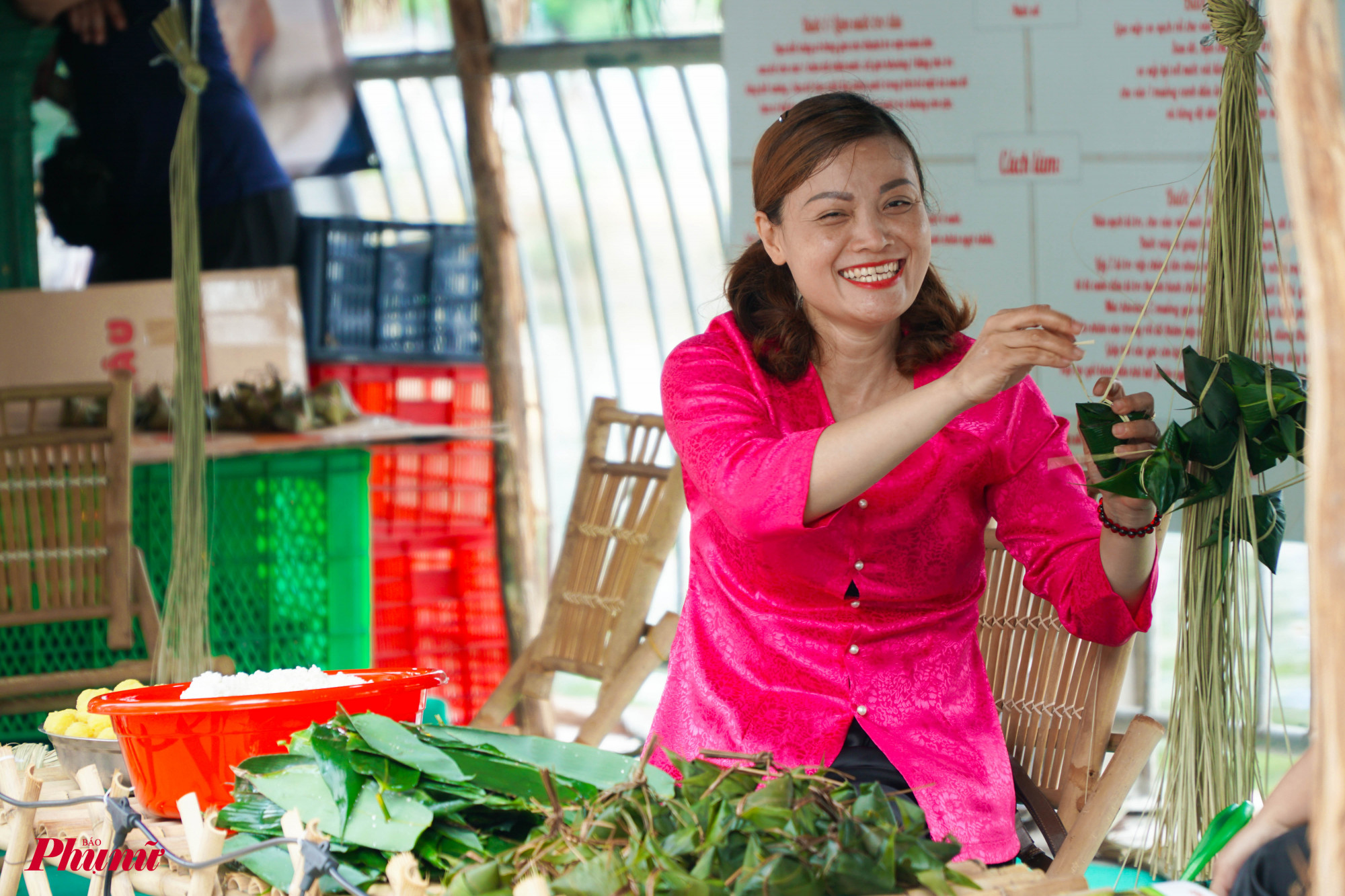 Nụ cười tươi rói của các nghệ nhân làm bánh ú lá tre, khi được giới thiệu các loại bánh dân gian đến du khách