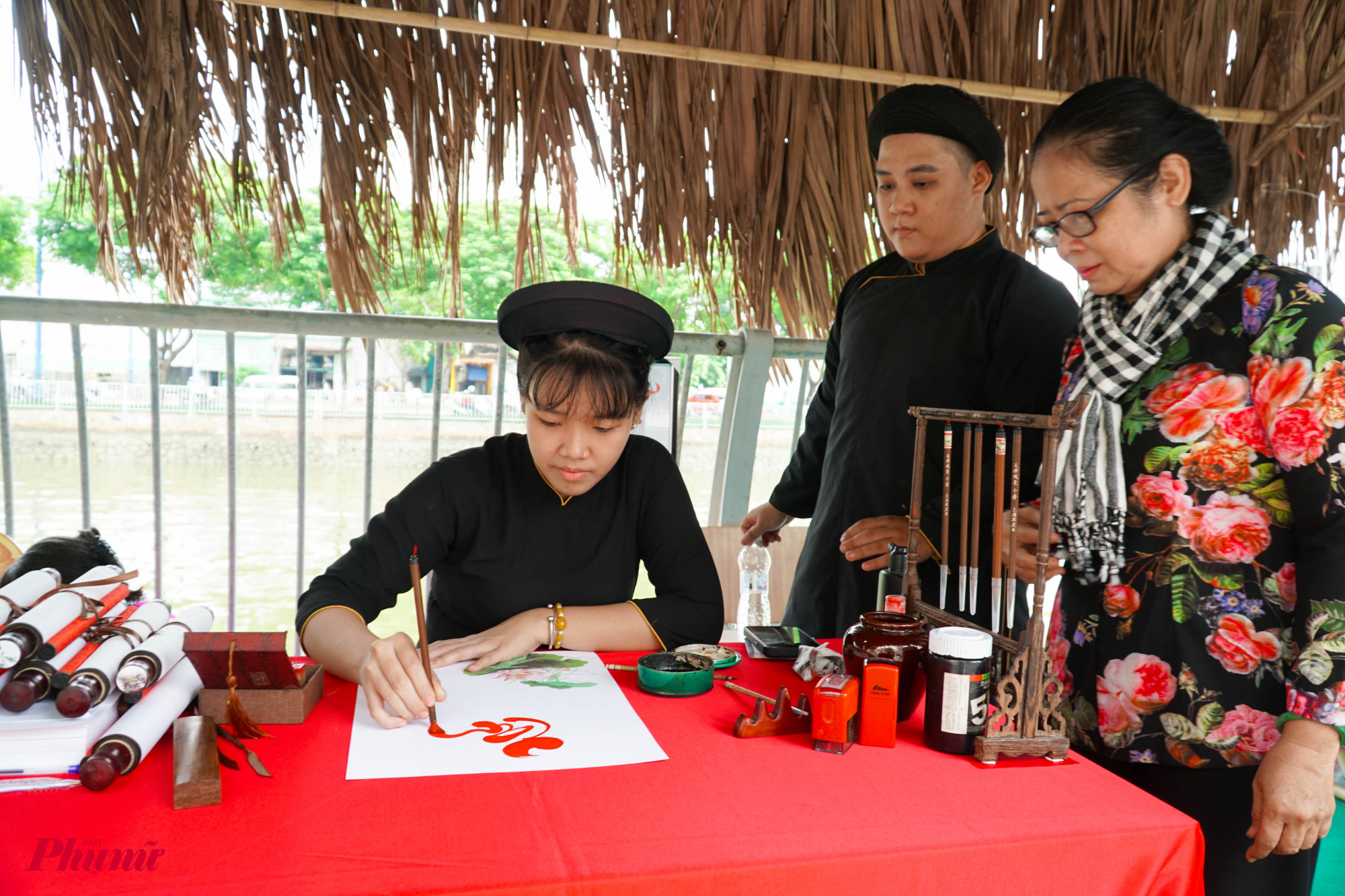 Gian hàng viết chữ thư pháp tại Lẽ hội