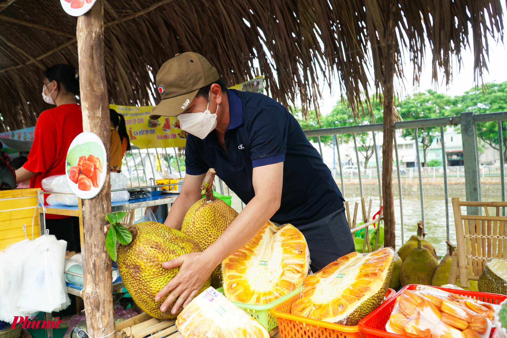 Tuần lễ trái cây “Trên bến dưới thuyền” Quận 8 năm 2023 sẽ mang đến cho quý du khách và người dân thành phố những loại trái cây, những sản phẩm là đặc sản của các vùng, miền Đông Nam bộ và miền Tây Nam Bộ.