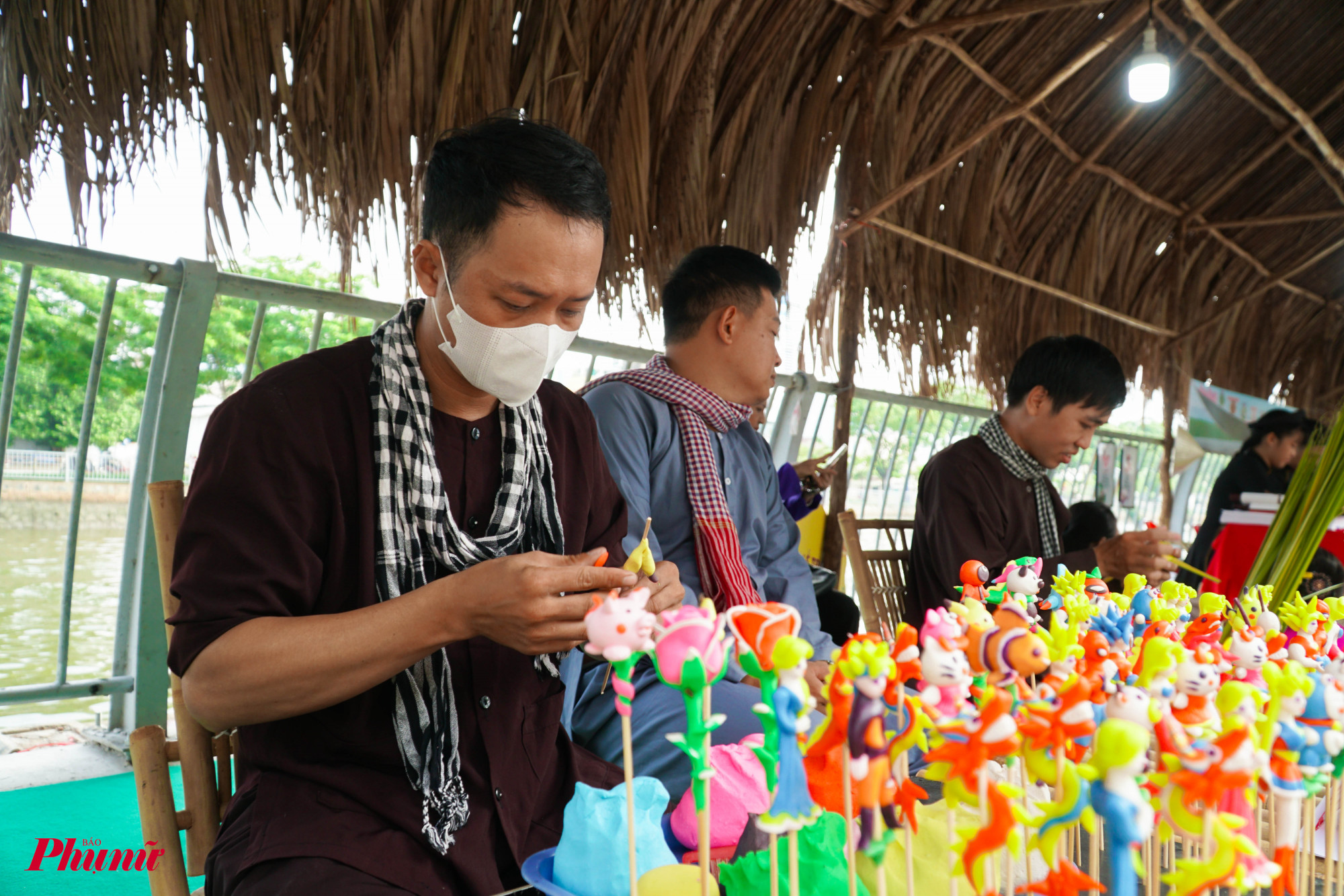 Tổ chức gian hàng với loại hình nặn, tạo hình nghệ thuật từ đất sét màu dưới bàn tay khéo léo và tâm huyết, những người nặn tò he “biến” thứ bột nặn vô tri vô giác thành những sản phẩm nghệ thuật đầy sáng tạo, đa sắc màu. 