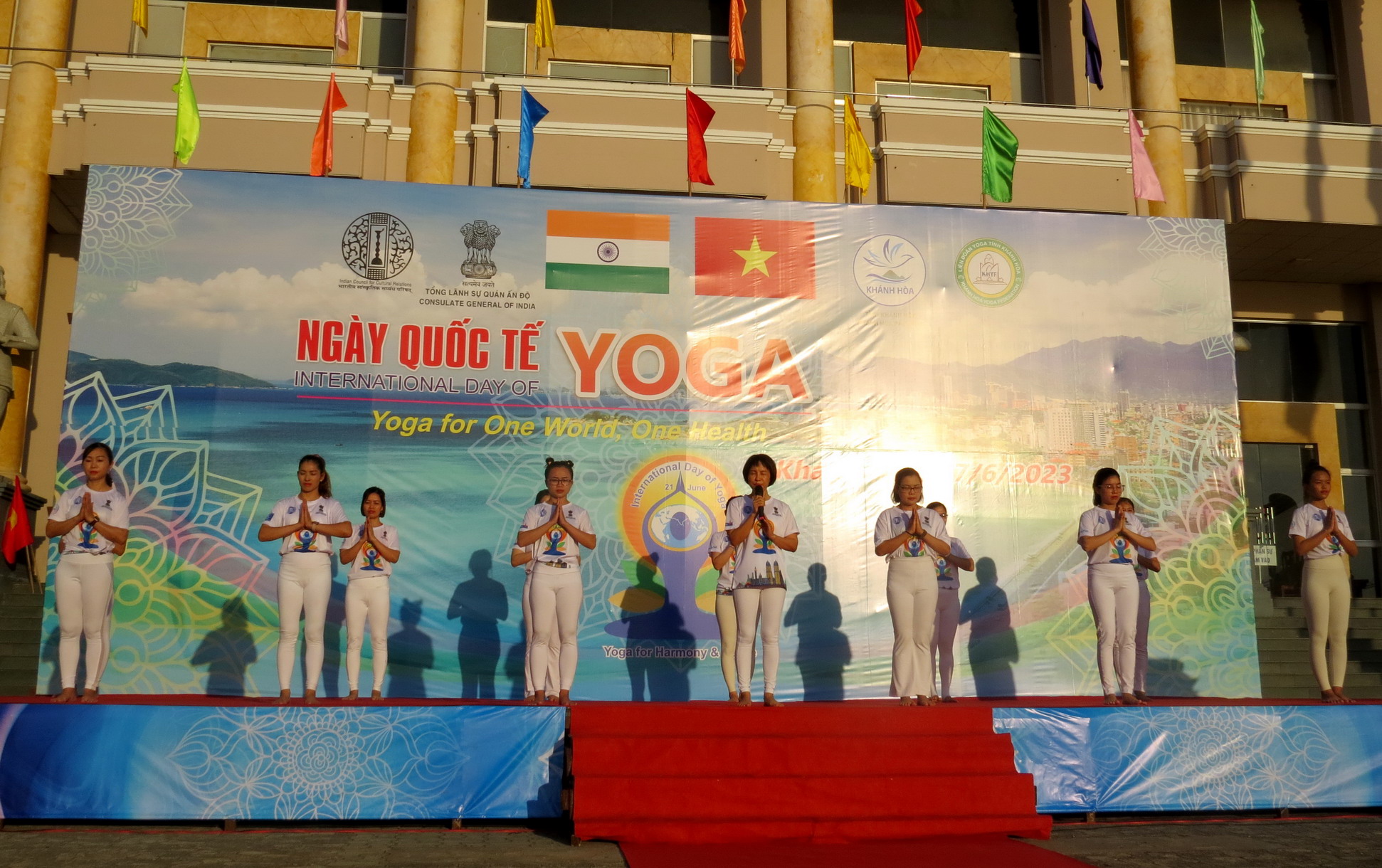 Buổi đồng diễn được thực hiện dưới sự hướng dẫn trực tiếp từ chuyên gia Trần Thị Thanh Trang - Giáo đốc Trung tâm Đào tạo huấn Yoga tỉnh Khánh Hòa