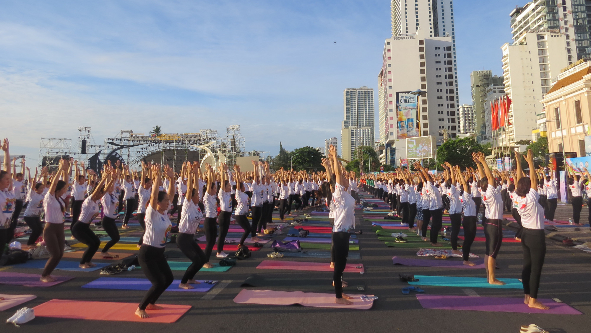 Tất cả các thành viên tham gia đã thực hiện đồng diễn những động tác thư giãn, thả lỏng điều hòa khí huyết và một số tư thế căn bản của bộ môn Yoga