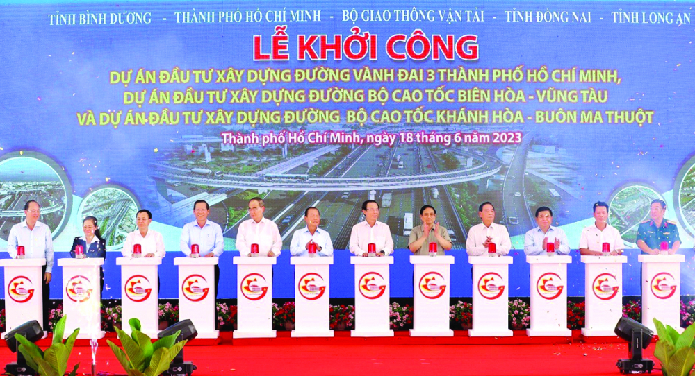 Thủ tướng Chính phủ Phạm Minh Chính (thứ năm từ phải sang) cùng lãnh đạo, nguyên lãnh đạo các bộ, ngành và TPHCM bấm nút khởi công đường Vành Đai 3 - ẢNH: TAM NGUYÊN