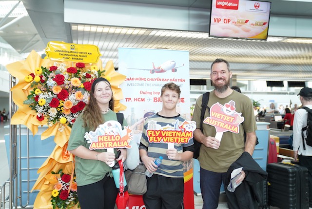 Hành khách hào hứng trước chuyến bay đầu tiên từ TPHCM đi Brisbane của Vietjet - Ảnh: Vietjet