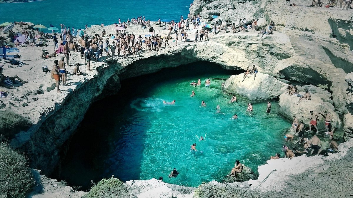 Hang Thơ (Cave of Poetry) nằm trên bờ biển Adriatic ở Roca Vecchia (Ý). Đây là một hồ bơi thiên nhiên được tạo thành từ đá vôi, trần một hang động ngầm có thể đã sụp xuống và tạo thành một chiếc hố tròn.. Tương truyền ngày xưa nơi này là điểm bơi lội yêu thích của một nàng công chúa cổ đại. Các nhà thơ ở miền Nam nước Ý đã đến đây và hình ảnh cô đắm mình trong làn nước xanh đã gợi cảm hứng sáng tác cho họ. Nơi này vì vậy có tên là hang thơ. 