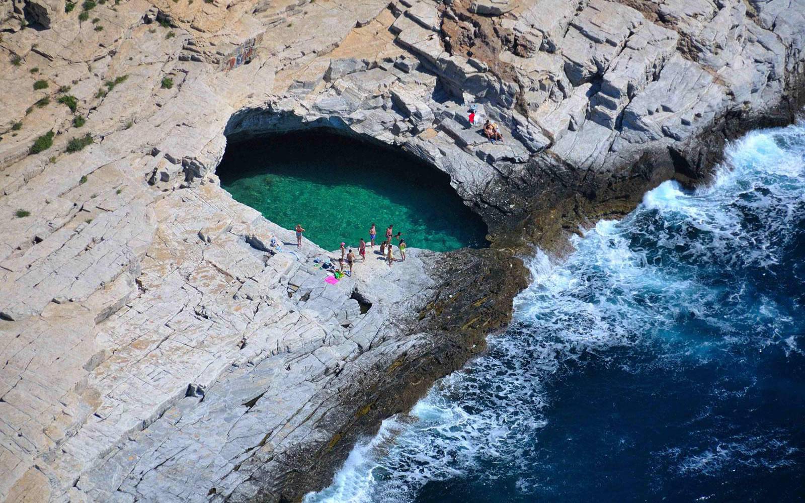 Giola Lagoon (Hy Lạp) Hồ bơi tự nhiên Giola nằm trên hòn đảo Thassos, Hy Lạp theo truyền thuyết là nơi thần Zeus tạo ra cho vợ là nữ thần tình yêu Aphrodite tắm. Diện tích hồ Giola khá khiêm tốn, chỉ dài 20m, rộng 15m, được bao bọc bởi các bậc thang đá cao tám mét khiến hồ hệt như chiếc bồn tắm nằm giữa biển khơi. 