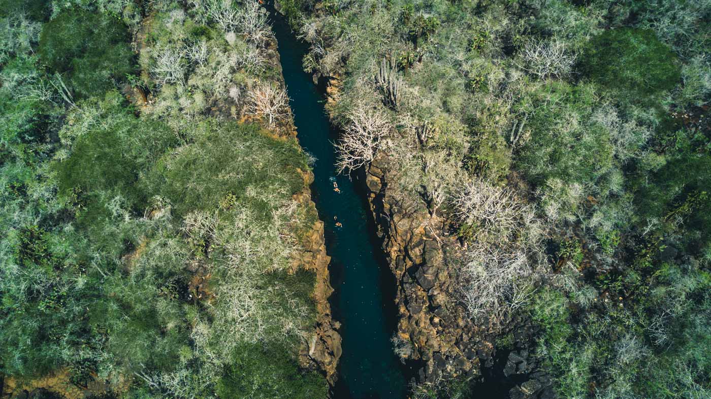 Las Grietas là một hẻm núi nằm giữa hai vách đá cao trên đảo Santa Cruz thuộc quần đảo Palapagos (Ecuador). Nước mặn của biển và nước ngọt của dòng sông ngầm đổ vào hẻm núi này tạo thành một hồ bơi tự nhiên độc đáo. Nhiệt độ hồ duy trì ở mj71c 18-20 độ C, rất lý tưởng cho việc bơi lội. Hồ có dài hơn 100m, rộng 9m, sâu 10m. 