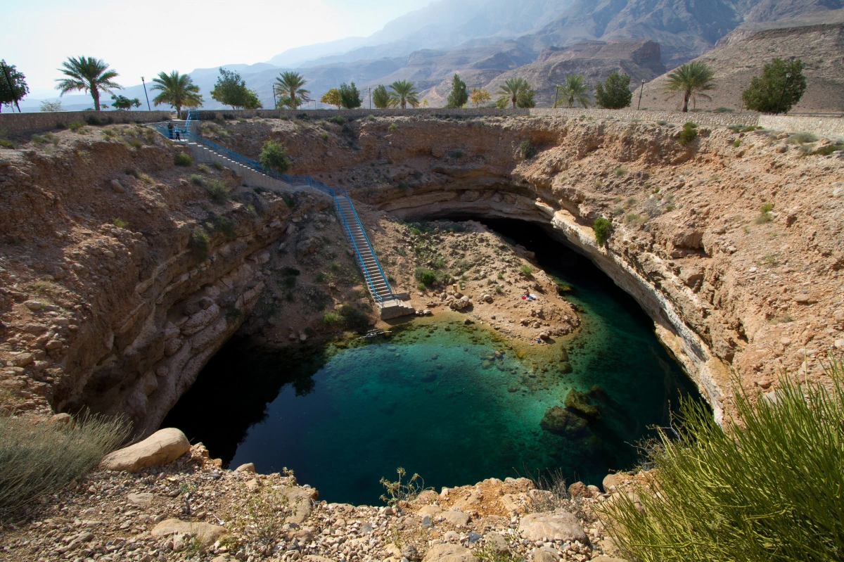 Hố sụt Bimmah là nơi không thể bỏ qua khi đi du lịch đến Oman và là điểm nhấn của Công viên Hawiyyat Najm. Nơi này cách thành phố du kịch nổi tiếng Muscat chỉ 1,5 giờ lái xe. Hố sụt được tạo thành khi lớp đất cát và đá vôi yếu bên trên sụp xuống. Tại đây, có một đường nước ngầm dẫn từ bờ biển cách đó 600m tạo ra sự pha trộn giữa nước ngọt và nước biển trong hố. 