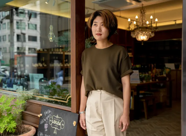 Cựu công chức Lee Myung-ha trở thành quản lý một cửa hàng rượu ở Seoul