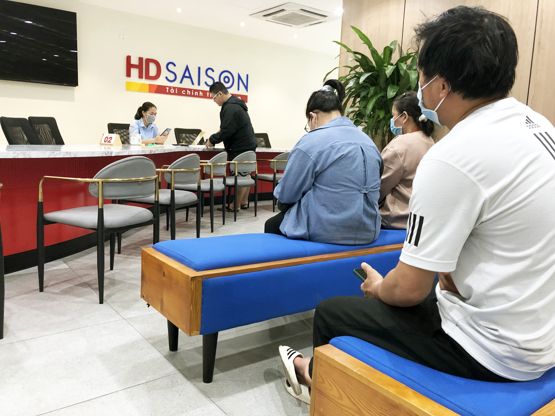 Người dân làm thủ tục vay tiền ở Công ty Tài chính HD Saison - đơn vị được Ngân hàng Nhà nước cấp phép hoạt động trong lĩnh vực tín dụng