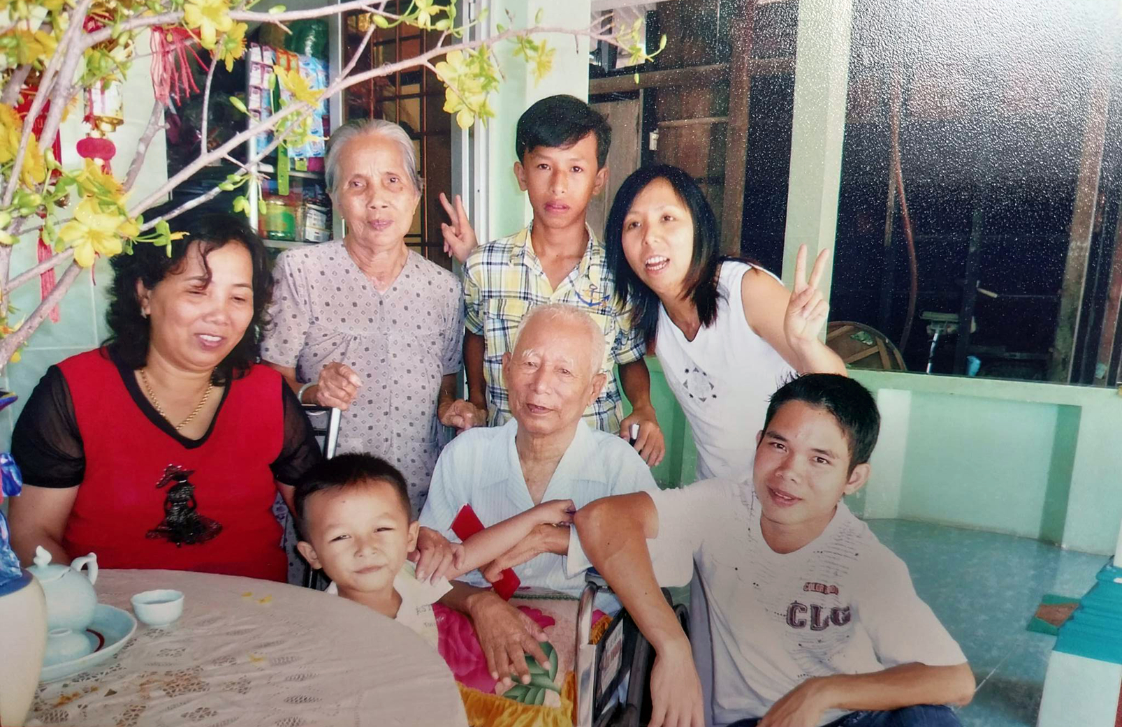 Một tấm ảnh gia đình quý giá. Tác giả (đứng bên phải) chụp cùng cha mẹ và người thân