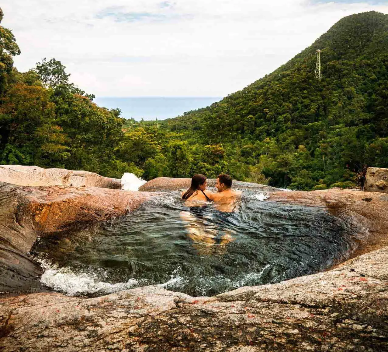 Gaze At The Seven Well Waterfalls: Thác nước Telaga Tujuh chắc chắn là một trong những điểm du lịch tuyệt đẹp và ấn tượng nhất của Langkawi. Đặc điểm tự nhiên tuyệt vời này, được tạo thành từ một số hồ tự nhiên, có thể được tìm thấy ở khu vực phía tây bắc của hòn đảo. Những thành tạo này có nguồn gốc từ một đỉnh duy nhất, Núi Mag Cincang, bởi bảy thác nước riêng biệt. Phong cảnh thanh tao và tuyệt đẹp của Telaga Tujuh đã khiến nơi đây được người dân địa phương đặt biệt danh là “vùng đất của các nàng tiên”. Khi bạn ở đây, hãy tận hưởng phong cảnh từ hai đài quan sát hoặc đi bơi trong nước.