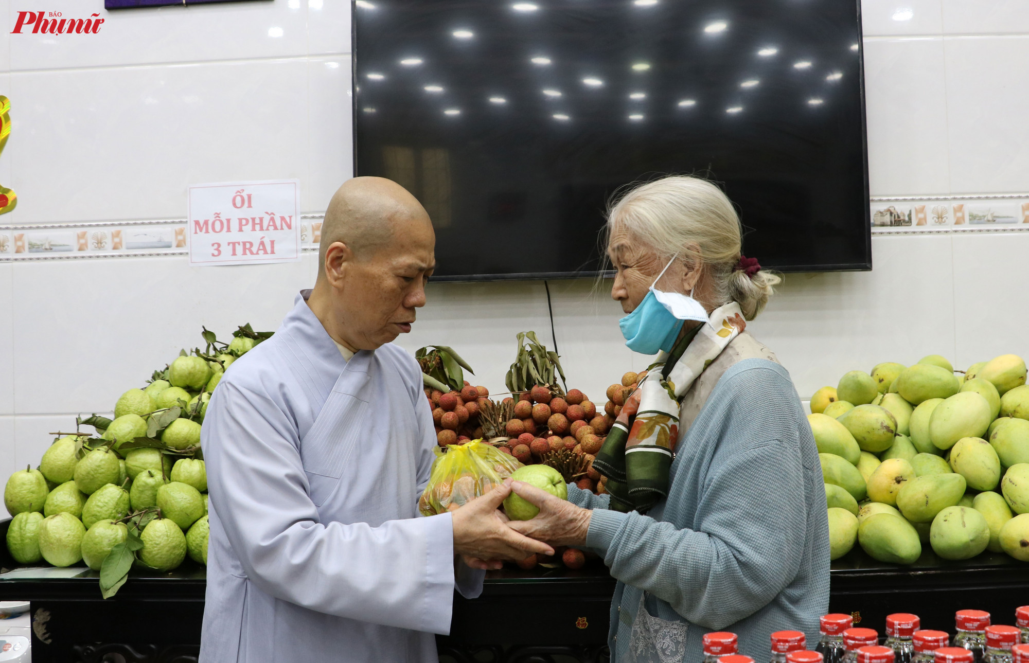 Ni sư Thích Nữ Như Hiền - trụ trì chùa Bồ Đề Lan Nhã - trao quà và động viên bà con nên có niềm tin vào cuộc sống