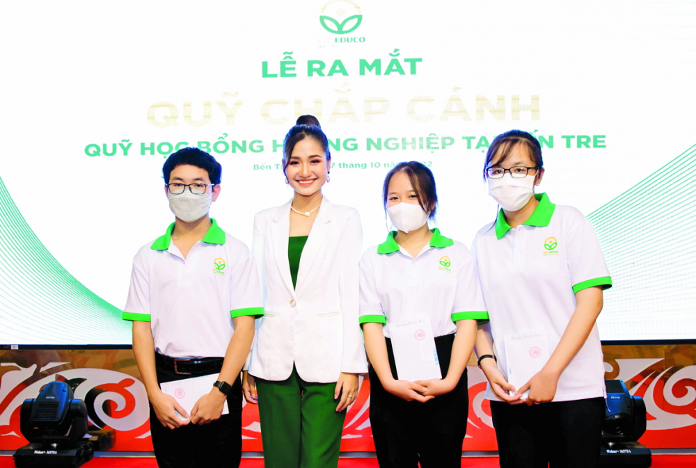 Hoa hậu Môi trường thế giới Nguyễn Thanh Hà (thứ hai từ trái sang) trong các dự án hướng đến cộng đồng