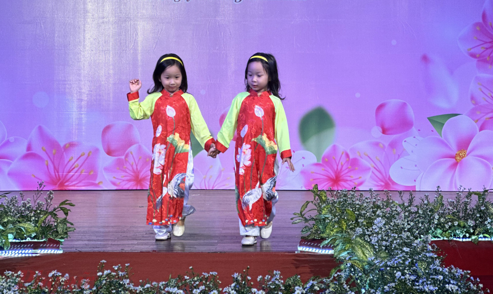 Hai bé gái biểu diễn rất duyên dáng và nhận được những tràn pháo tay từ khán giả