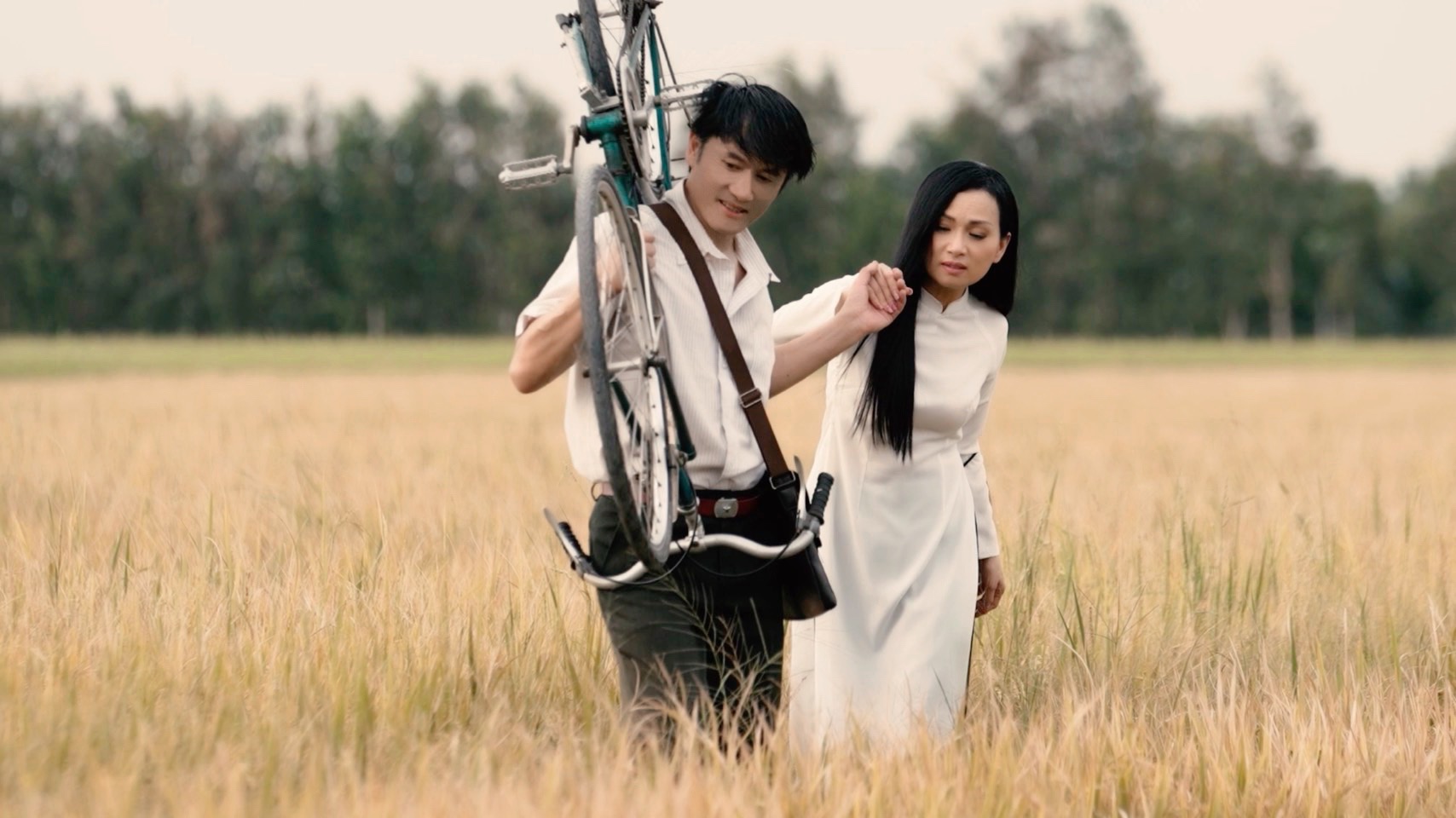 Diễn viên Thái San và ca sĩ Hà Phương trong MV Vọng cổ buồn của ca sĩ Hà Phương