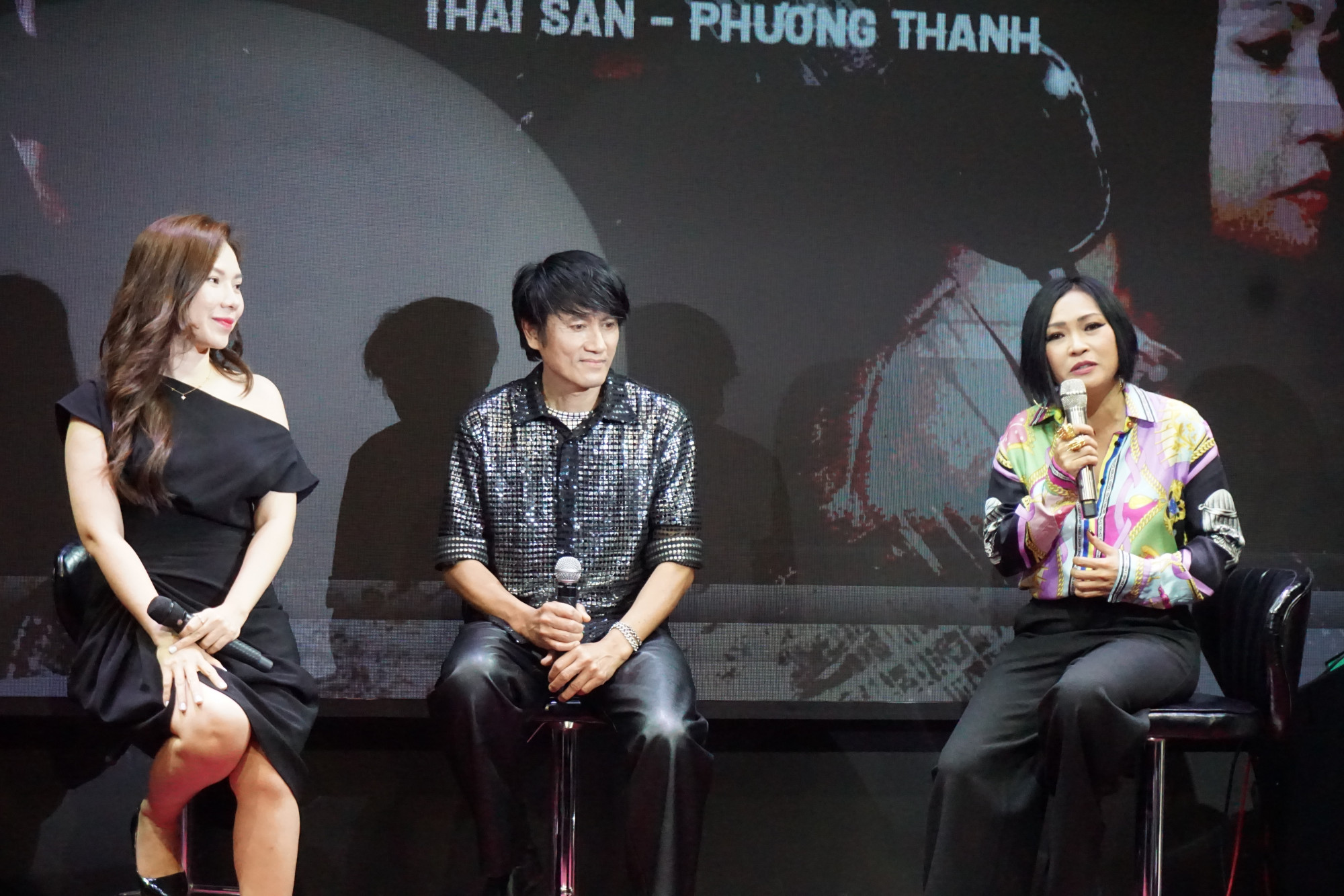 Ca sĩ Thái San (giữa) và ca sĩ Phương Thanh (bìa phải) 