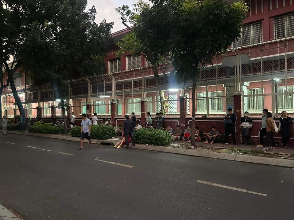 Từ tờ mờ sáng phụ huynh đã xếp hàng mua hồ sơ vào lớp Một, Trường Tiểu học Thực hành Đại học Sài Gòn