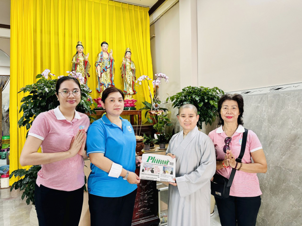 Chị Lâm Thanh Trúc (thứ hai từ trái sang) - Chủ tịch Hội LHPN phường Tân Kiểng, quận 7 - thông qua việc tặng Báo Phụ nữ TPHCM để giới thiệu, lan tỏa ý nghĩa của các hoạt động và phong trào hội đến nhiều đối tượng phụ nữ