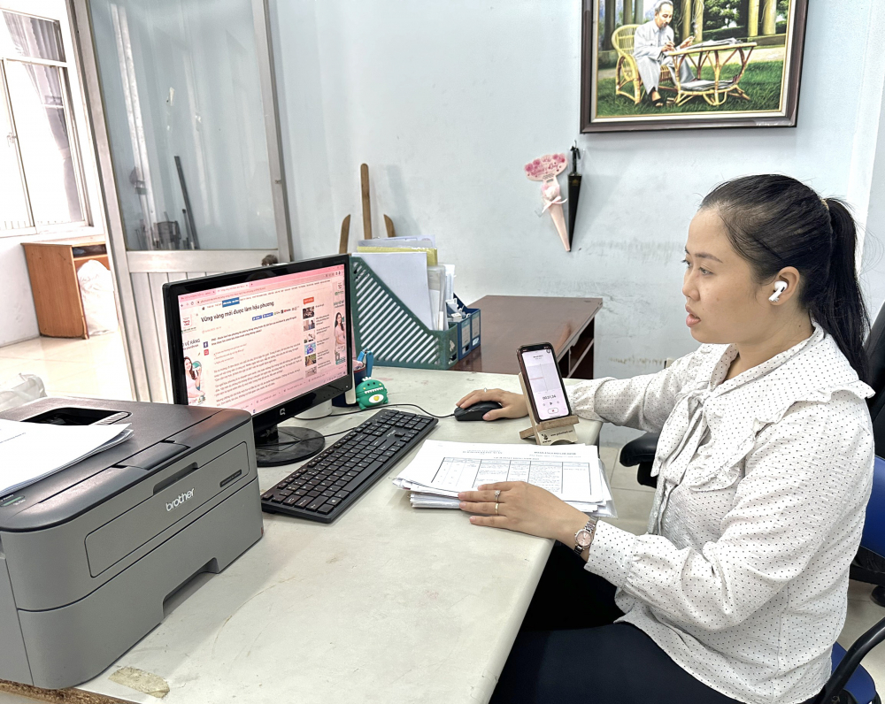 Chị Nguyễn Lê Thúy Hồng - Chủ tịch Hội LHPN xã Phú Xuân, huyện Nhà Bè - tâm đắc với việc lựa chọn nội dung trên Báo Phụ nữ TPHCM, thu phát sóng để truyền tải đến với đông đảo chị em hội viên, phụ nữ