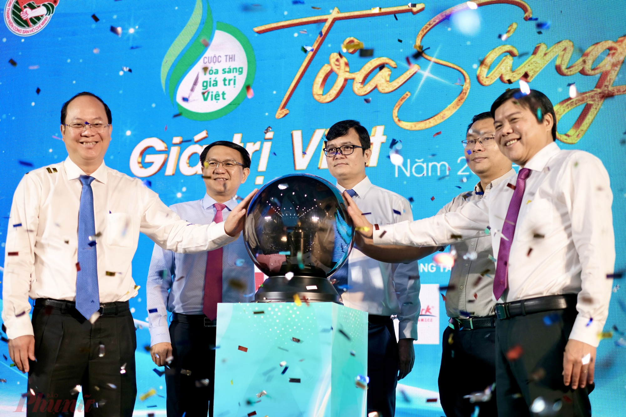 Các đại biểu thực hiện Nghi thức khởi động Cuộc thi 'Tỏa sáng giá trị Việt năm 2023 - 2025