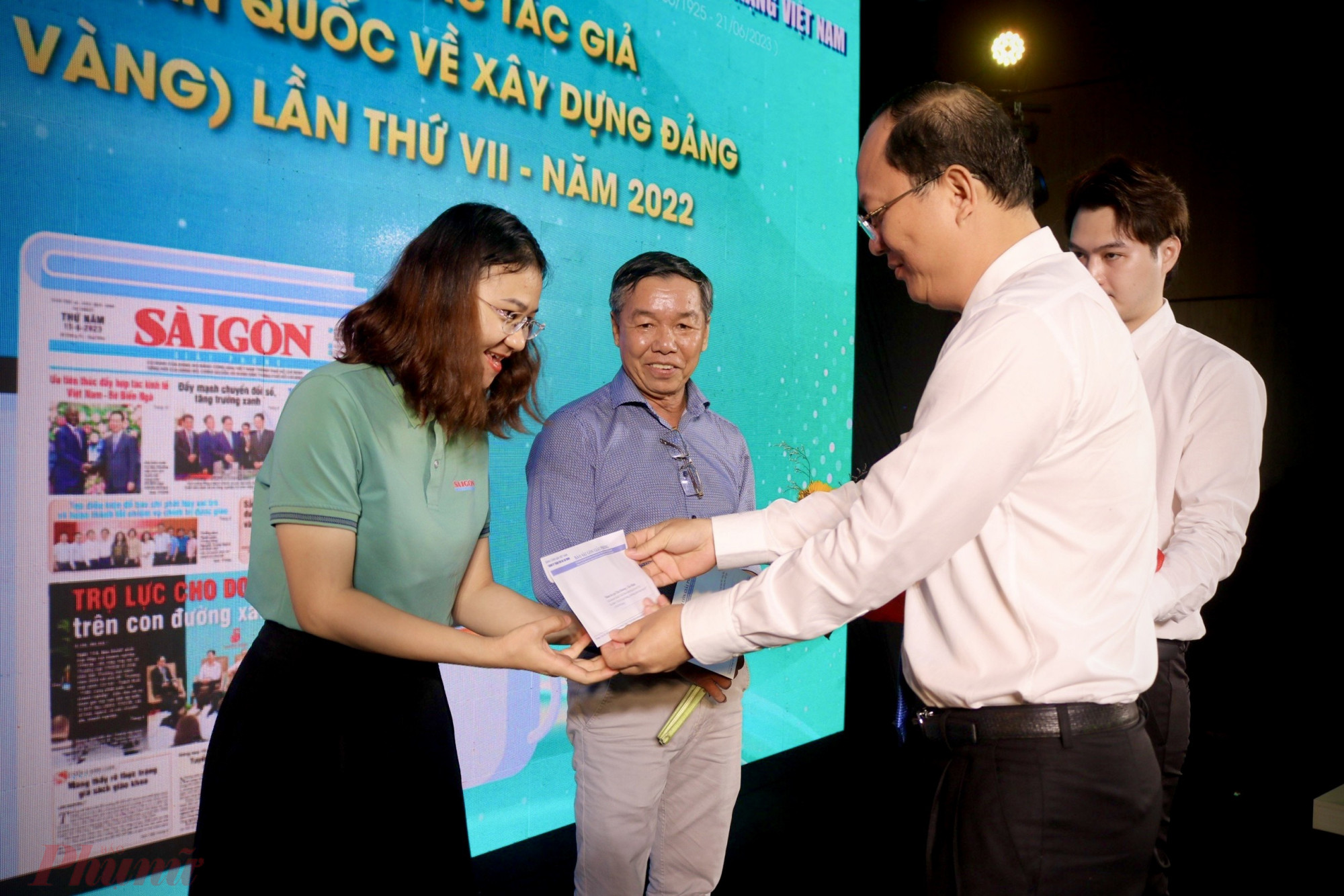 Ông Nguyễn Hồ Hải, Phó Bí Thư thành Uỷ TPHCM trao giải thưởng bổ sung cho các tác giả đoạt giải.