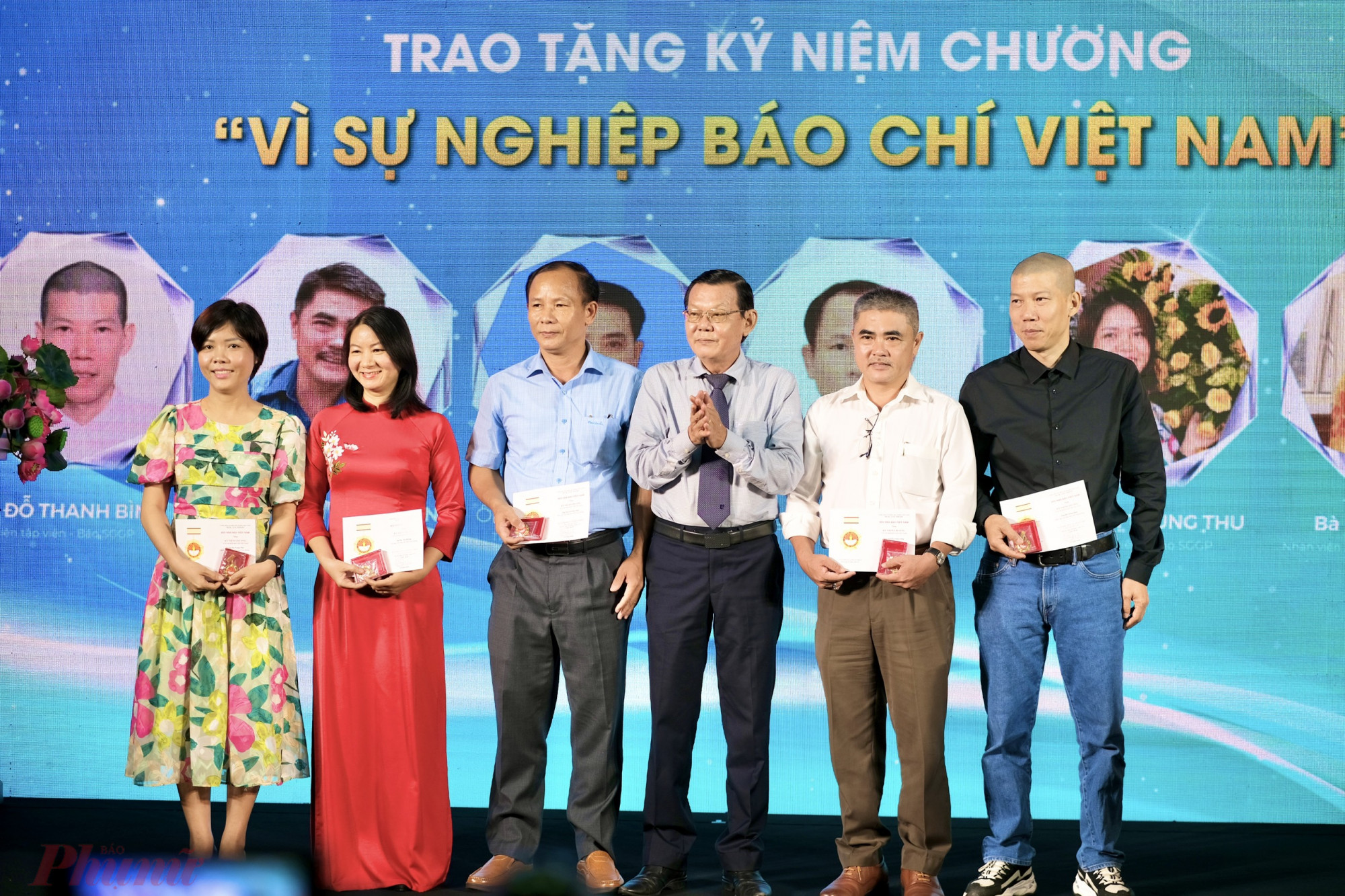 Đại diện Hội Nhà báo Việt Nam đã trao tặng Kỷ niệm chương “Vì sự nghiệp Báo chí Việt Nam” trong lĩnh vực báo chí chuyên nghiệp đã công tác 15-20 năm cho 6 nhà báo của Báo Sài Gòn Giải Phóng