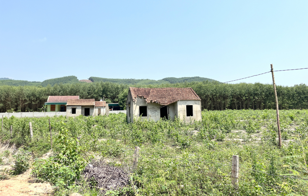 Nhiều nhà cửa ở xóm Tân Sơn xuống cấp, hư hỏng nặng
