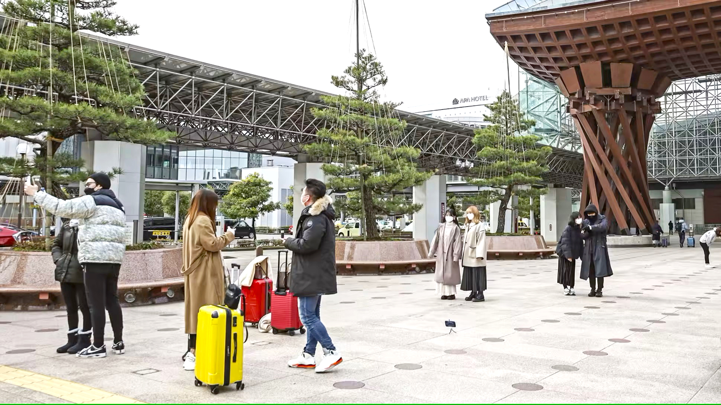 Khách du lịch chụp ảnh trước nhà ga chính ở Kanazawa, miền Trung Nhật Bản - Ảnh: Kyodo