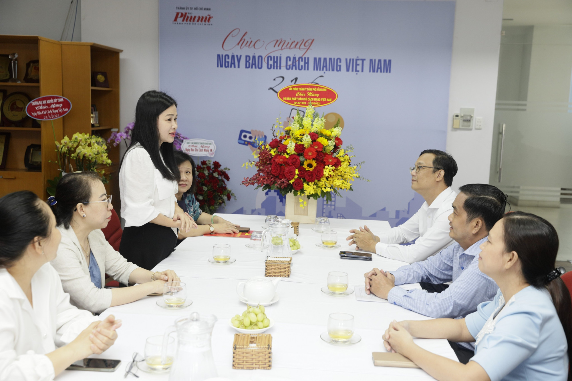 Bà Phạm Thị Vân Anh - Phó tổng biên tập Báo Phụ Nữ TPHCM - tiếp đón và cảm ơn sự quan tâm của lãnh đạo Văn phòng Thành ủy TPHCM đến Báo Phụ Nữ TPHCM