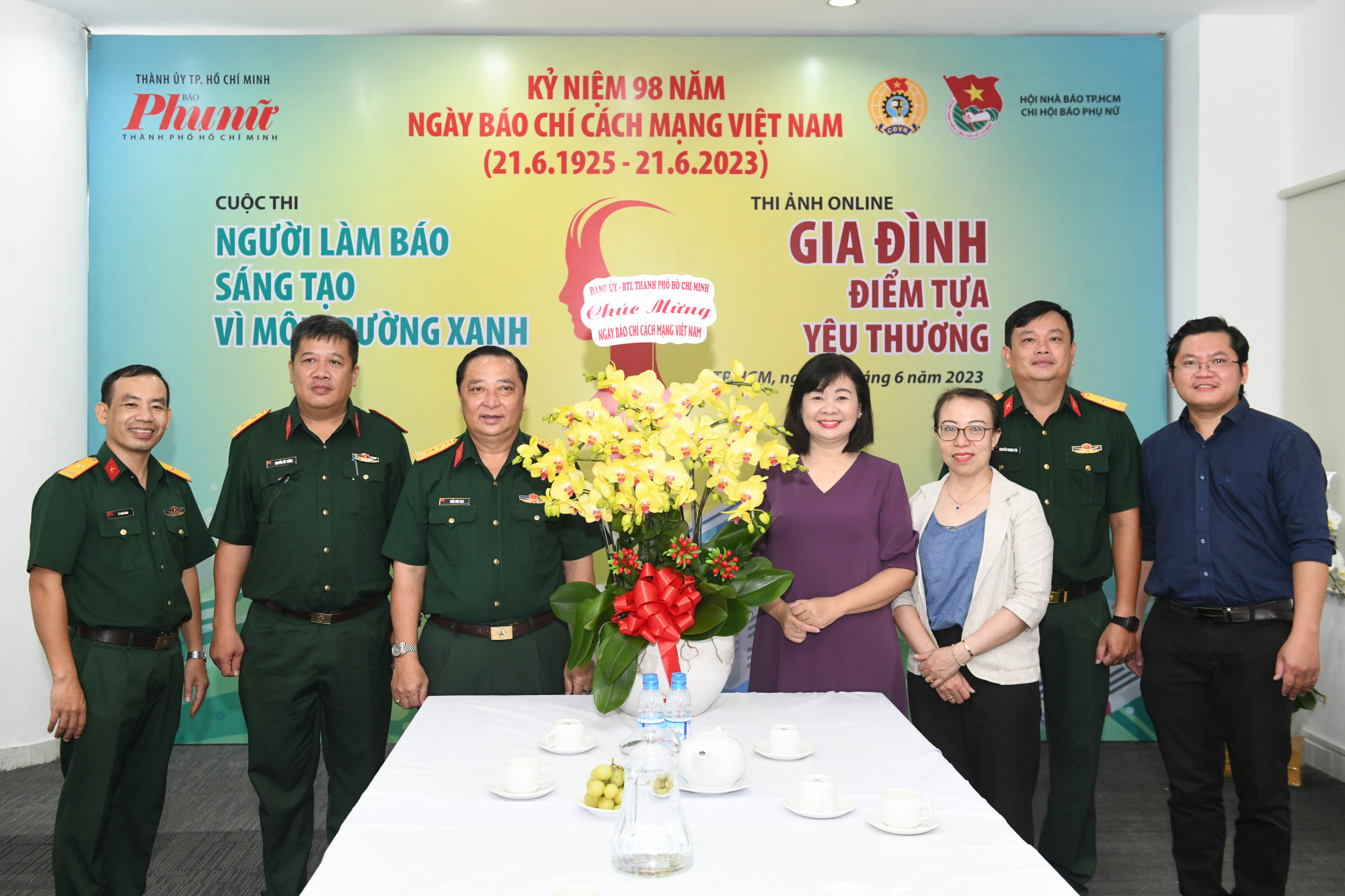 Bà Lý Việt Trung - Tổng biên tập Báo Phụ Nữ TPHCM (thứ ba từ phải sang) đón tiếp lãnh đạo Bộ Tư lệnh TPHCM đến thăm