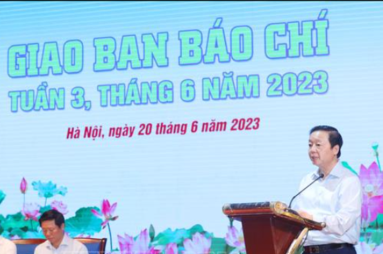 Phó Thủ tướng Trần Hồng Hà phát biểu chúc mừng những người làm báo nhân dịp kỷ niệm 98 năm ngày Báo chí cách mạng Việt Nam (ảnh TTXVN)