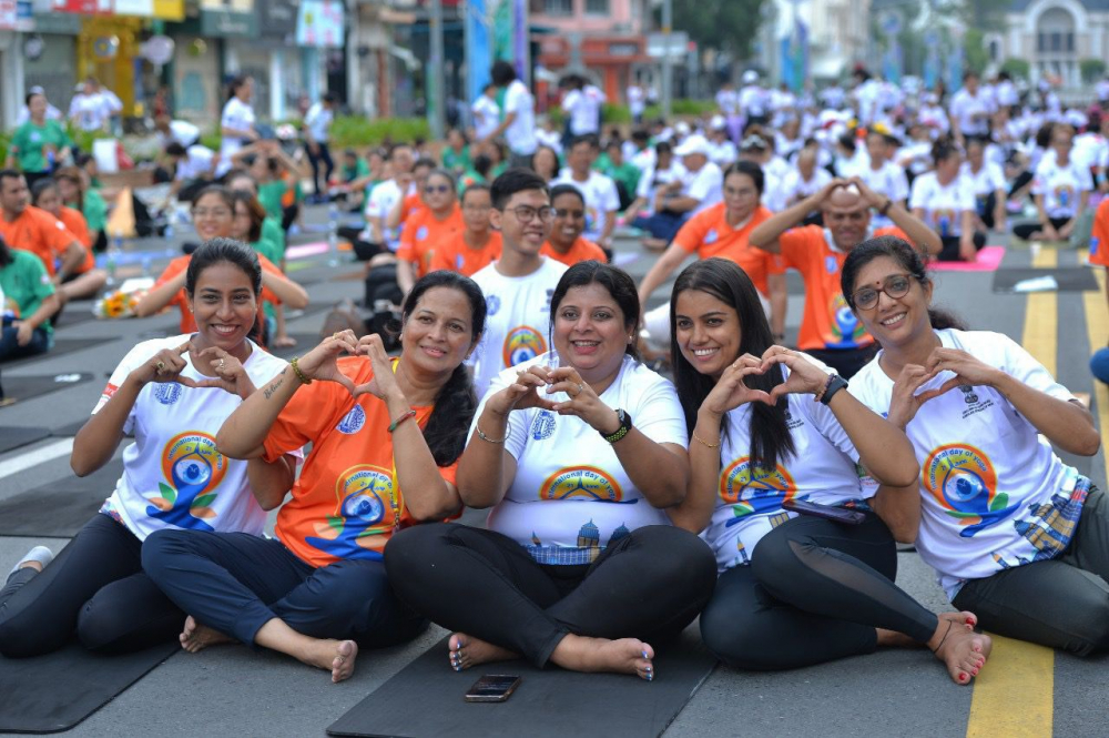 Những người bạn Ấn Độ cùng chụp ảnh lưu niệm tại sự kiện Ngày Quốc tế Yoga tại TPHCM 
