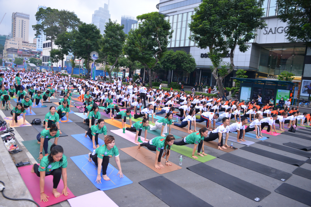 Hơn 1.000 người đã có màn đồng diễn yoga tại đại lộ Lê Lợi vào sáng 21/6. (Ảnh: Tổng lãnh sự quán ấn Độ tại TPHCM)